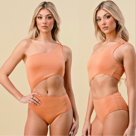 Tops - Cut out bodysuit